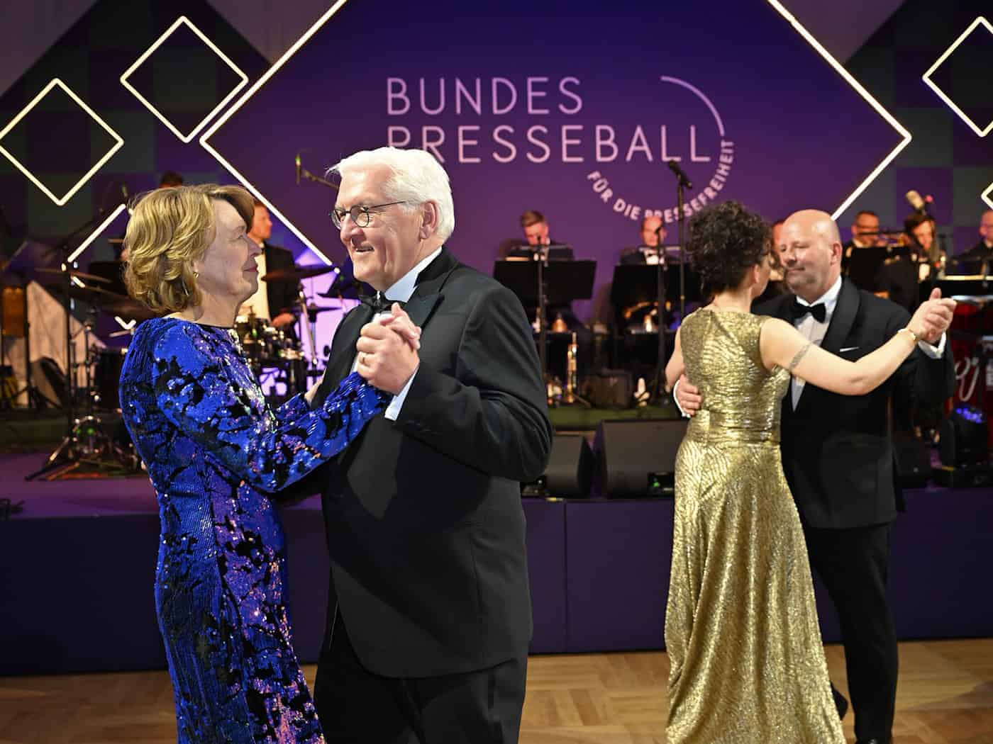 Auch dieses Jahr haben sich Bundespräsident Frank-Walter Steinmeier und seine Frau Elke Büdenbender beim Bundespresseball angesagt. (Archivbild) / Foto: Annette Riedl/dpa