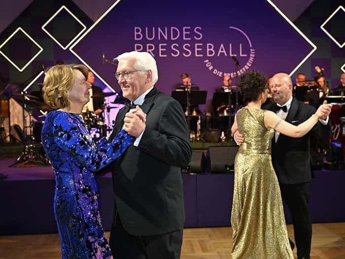 Auch dieses Jahr haben sich Bundespräsident Frank-Walter Steinmeier und seine Frau Elke Büdenbender beim Bundespresseball angesagt. (Archivbild) / Foto: Annette Riedl/dpa