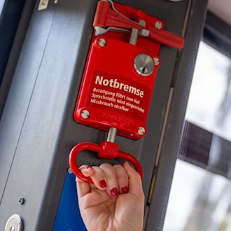 Beim Ziehen der Notbremse in der Tram stoppt das Fahrzeug sofort ab. / Foto: Christophe Gateau/dpa