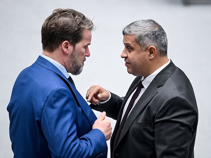 Die Vorsitzenden der CDU-Fraktion Dirk Stettner (l) und der SPD-Fraktion Raed Saleh (r) sind sich bei vielen Gesetzesvorhaben einig. (Archivbild)  / Foto: Britta Pedersen/dpa