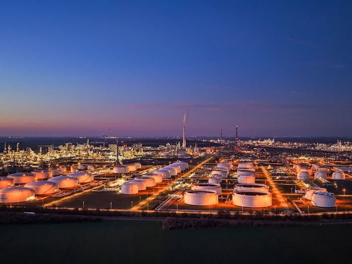 Hohe Kosten, geopolitische Risiken und politische Unsicherheiten belasten die Branche. (Archivbild)  / Foto: Jan Woitas/dpa