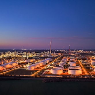 Hohe Kosten, geopolitische Risiken und politische Unsicherheiten belasten die Branche. (Archivbild)  / Foto: Jan Woitas/dpa