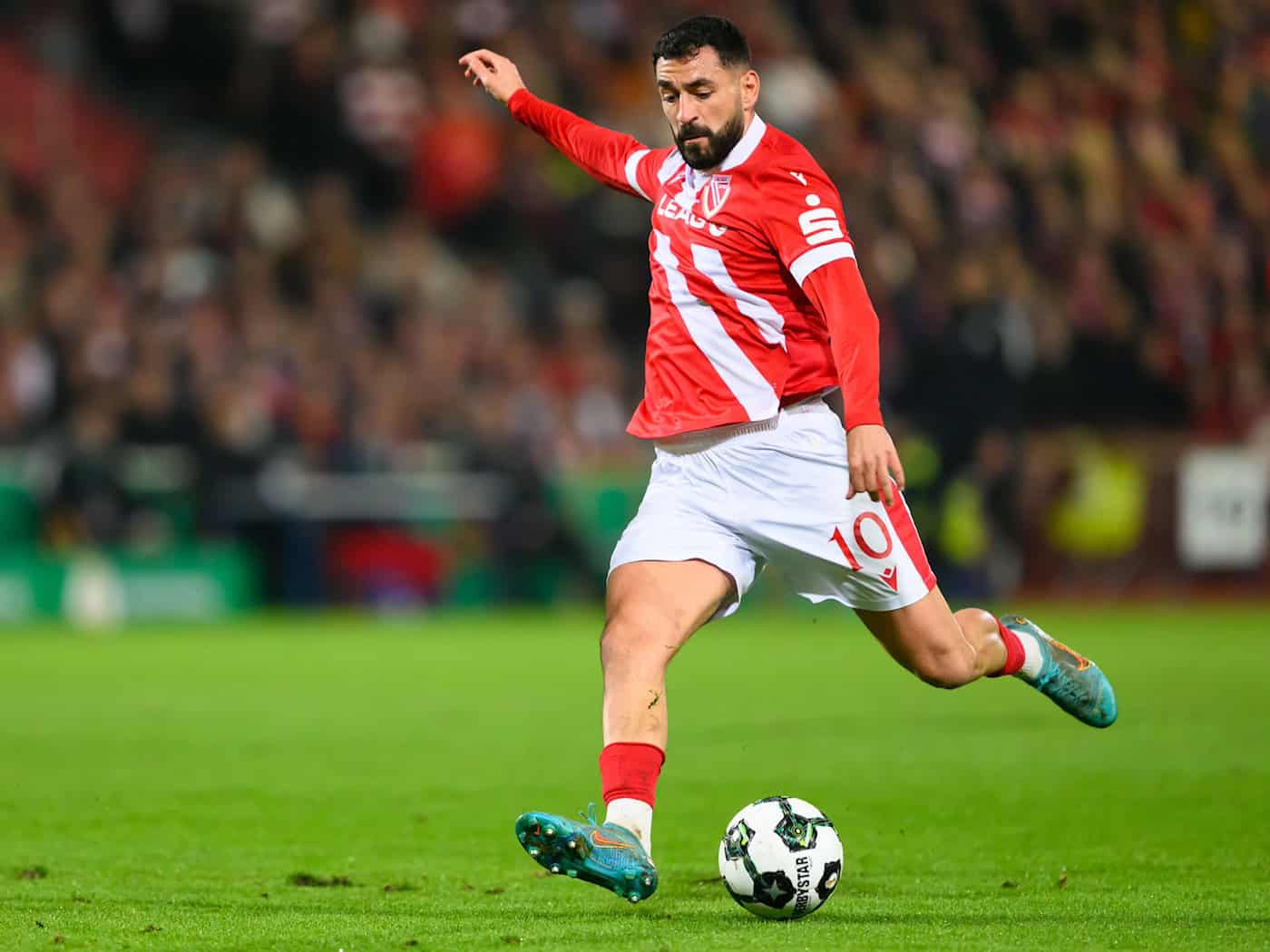 Cottbus-Torjäger Tolcay Cigerci trifft gleich dreimal gegen Rot-Weiss Essen. (Archivbild) / Foto: Robert Michael/dpa