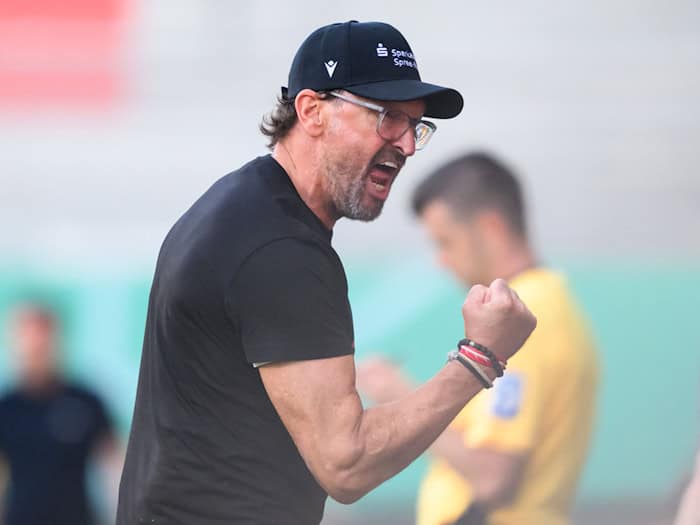 Trainer Claus-Dieter "Pele" Wollitz meldet sich mit Energie Cottbus im Aufstiegskampf zurück. (Archivbild) / Foto: Robert Michael/dpa