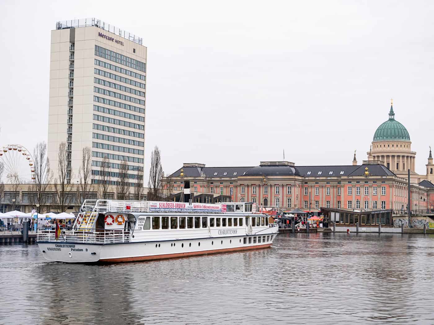 An diesem Wochenende starten die Dampfer in Potsdam in die Hauptsaison. / Foto: Fabian Sommer/dpa