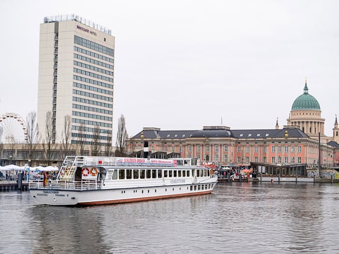 An diesem Wochenende starten die Dampfer in Potsdam in die Hauptsaison. / Foto: Fabian Sommer/dpa