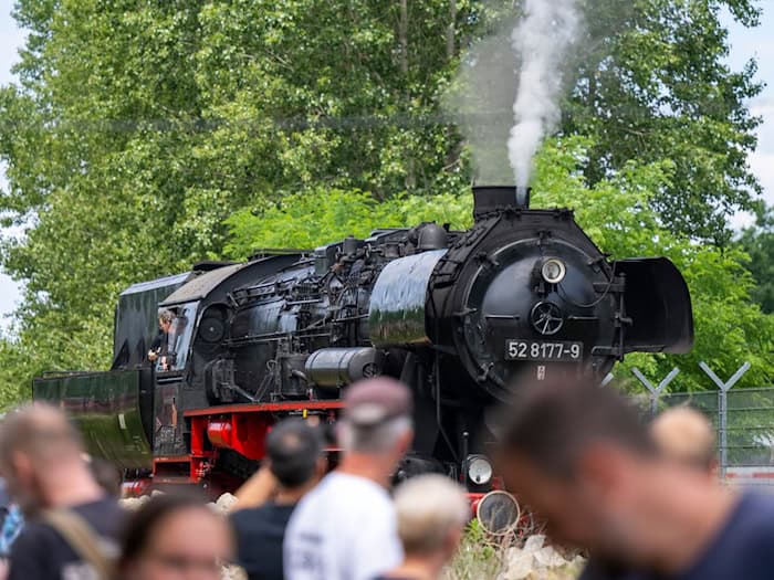 Dampfzug-Rundfahrten und historische Lokomotiven beim Frühlingsfest in Schöneweide