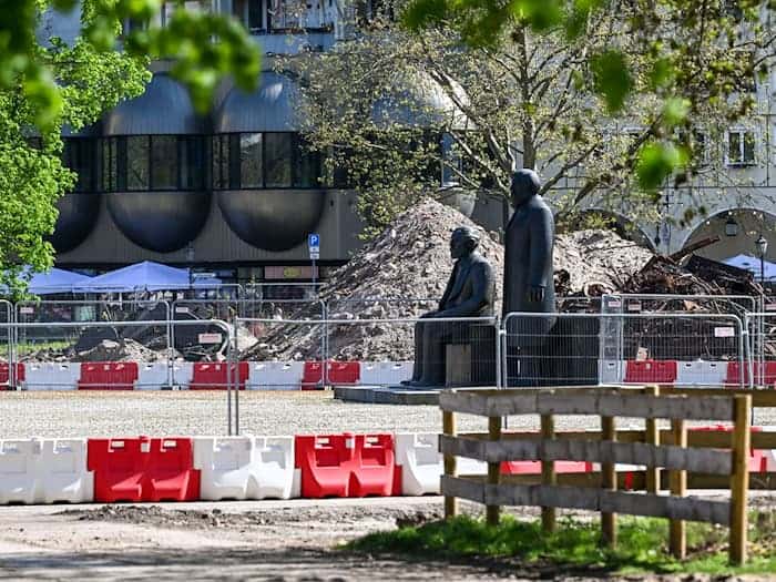 Die Bronzefiguren von Karl Marx und Friedrich Engels sind während der Bauarbeiten nicht zugänglich. / Foto: Jens Kalaene/dpa