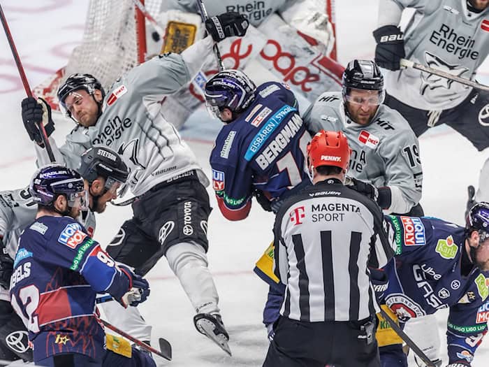 Im vergangenen Jahr setzten sich die Eisbären Berlin im Finale der DEL gegen die Kölner Haie durch. Nun geht es erneut gegen Köln. (Archivbild) / Foto: Andreas Gora/dpa