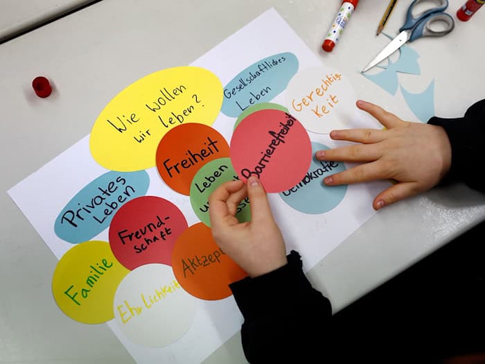 Viele Demokratieprojekte bundesweit sind von Kürzungen bedroht. (Symbolbild) / Foto: Carsten Koall/dpa