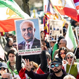 Hunderte Demonstranten haben in Berlin gegen die Unterdrückung der Opposition im Iran protestiert.  / Foto: Fabian Sommer/dpa