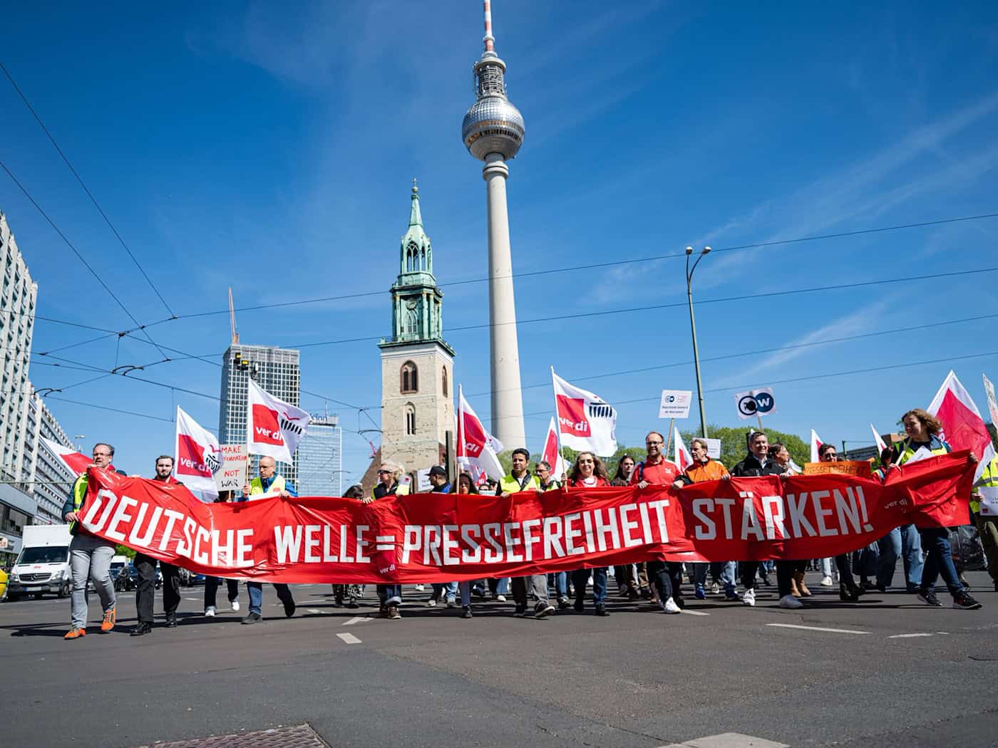 Demonstrationszug der DW-Mitarbeiter. / Foto: Fabian Sommer/dpa
