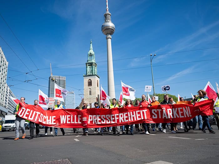 Demonstrationszug der DW-Mitarbeiter. / Foto: Fabian Sommer/dpa