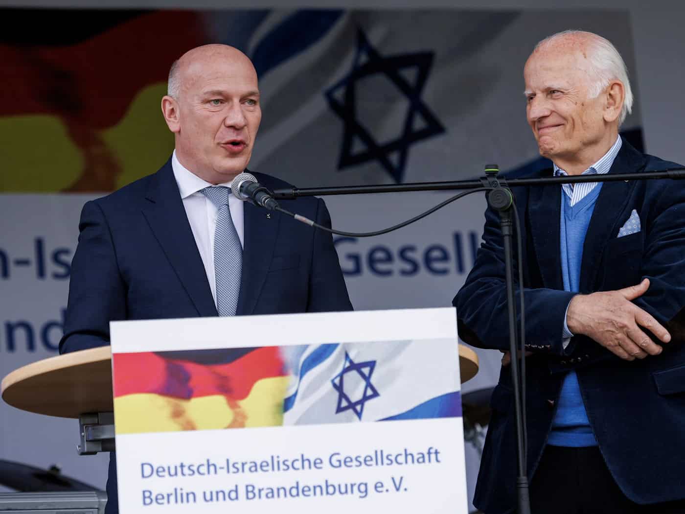 Der Vorsitzende der Deutsch-Israelischen Gesellschaft (DIG) Berlin und Brandenburg Jochen Feilcke (r) kandidiert nicht erneut. (Archivbild)  / Foto: Carsten Koall/dpa