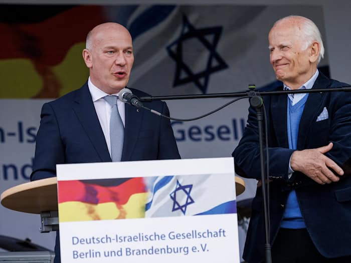 Der Vorsitzende der Deutsch-Israelischen Gesellschaft (DIG) Berlin und Brandenburg Jochen Feilcke (r) kandidiert nicht erneut. (Archivbild)  / Foto: Carsten Koall/dpa