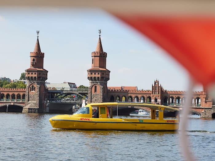 DHL startet zweite Solarschiff-Route von Köpenick zum Osthafen