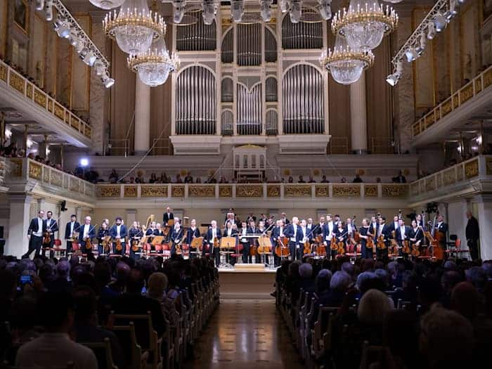 Die Farbe von Sesseln und Wänden können einen Unterschied machen. (Symbolbild). / Foto: Bernd von Jutrczenka/dpa