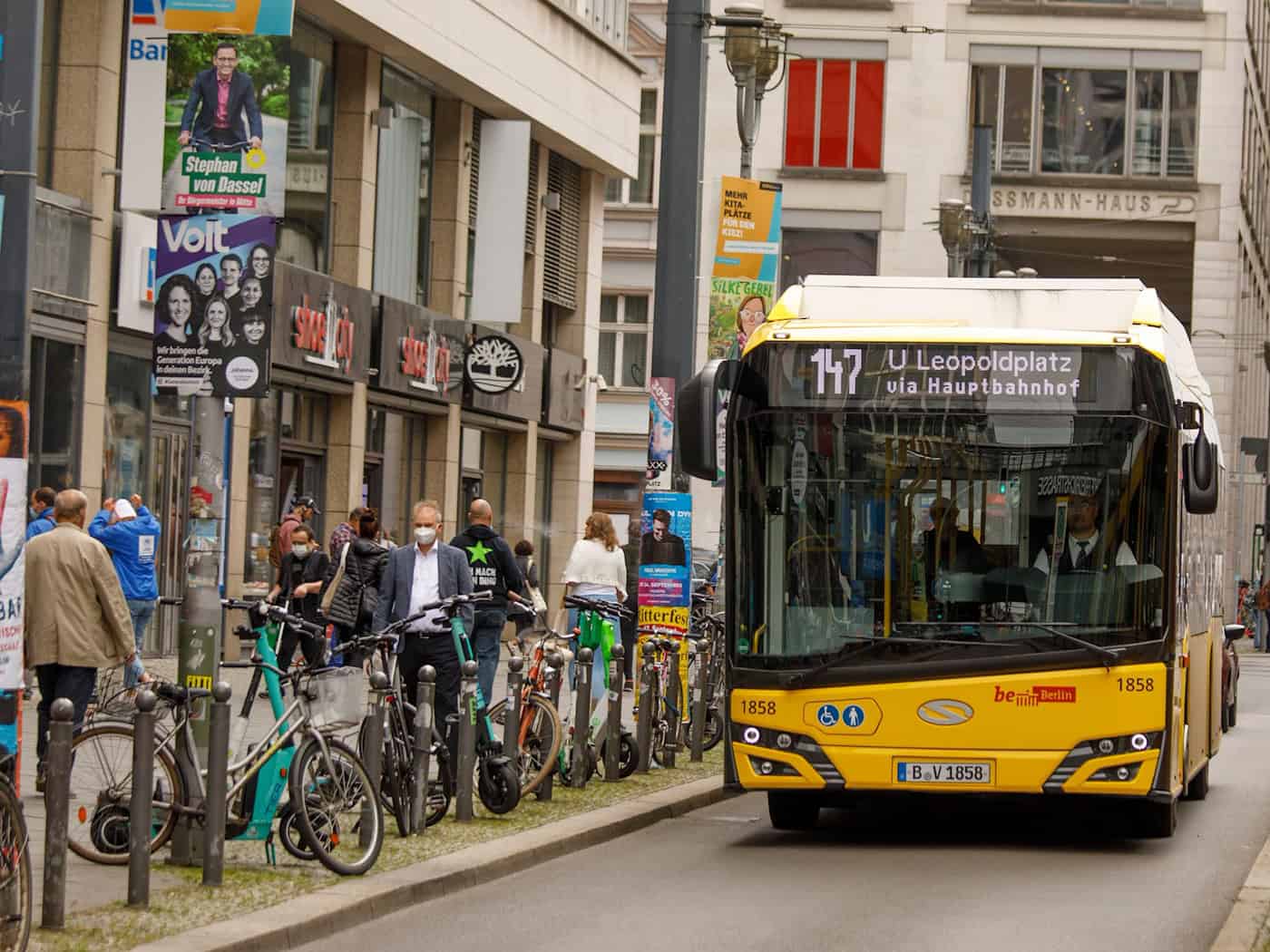 Die Linie 147 zwischen dem Ostbahnhof und dem Leopoldplatz war im vergangenen Jahr die langsamste ganzjährig verkehrende Buslinie. (Archivbild) / Foto: Carsten Koall/dpa