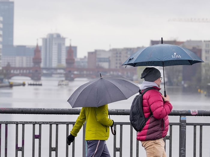Ein Mix aus Regen und Wolken dominiert die neue Woche, bis sich am Mittwoch die Sonne durchsetzt. (Symbolbild) / Foto: Soeren Stache/dpa