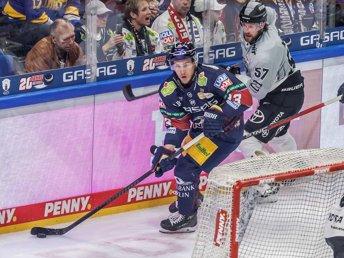 Angreifer Leonhard Pföderl beendete mit seinen neiden Toren beim 4:2 der Eisbären Berlin gegen die Kölner Haie eine lange Durststrecke. / Foto: Andreas Gora/dpa