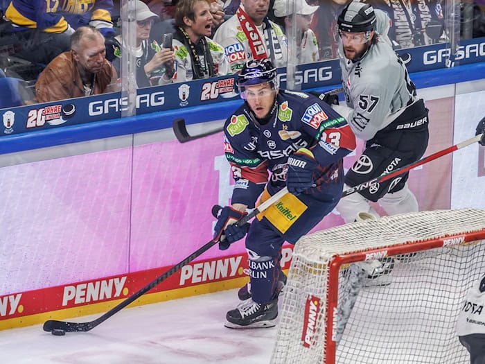 Angreifer Leonhard Pföderl beendete mit seinen neiden Toren beim 4:2 der Eisbären Berlin gegen die Kölner Haie eine lange Durststrecke. / Foto: Andreas Gora/dpa