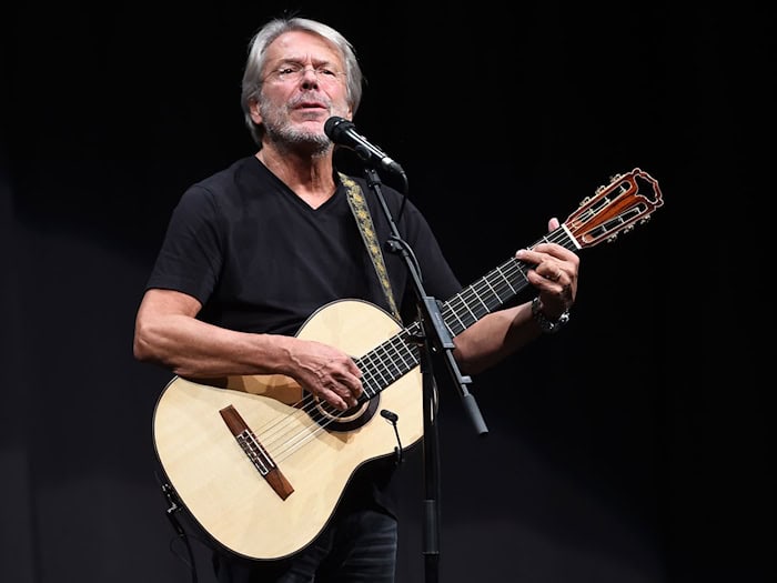So kennen die Fans Reinhard Mey seit Jahrzehnten: Mit Gitarre auf der Bühne. (Archivbild) / Foto: Swen Pförtner/dpa