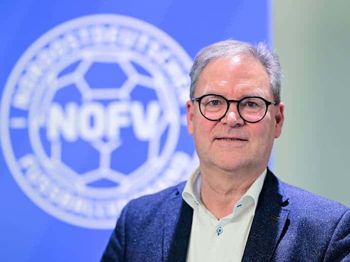 Hermann Winkler, Präsident des Nordostdeutschen Fußballverbandes (NOFV), lobt die Einigkeit zwischen Verband und den Vereinen bei der Aufstiegsreform.  (Archivbild) / Foto: Sebastian Christoph Gollnow/dpa