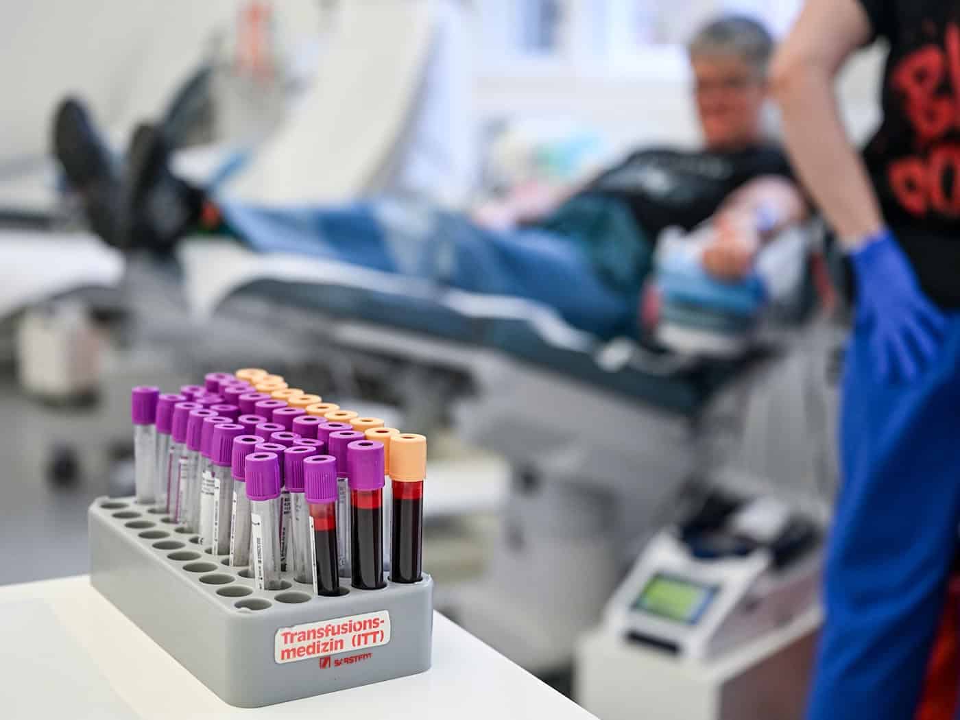 Ein halber Liter Blut wird bei der Spende abgenommen. (Symbolbild) / Foto: Jens Kalaene/dpa