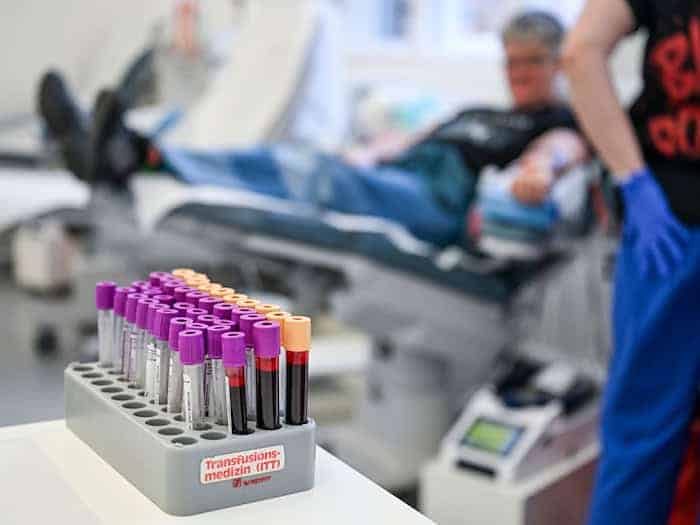 Ein halber Liter Blut wird bei der Spende abgenommen. (Symbolbild) / Foto: Jens Kalaene/dpa