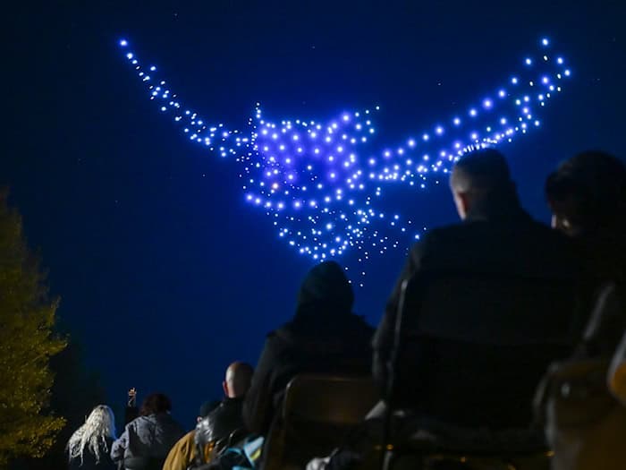 Synchronisierte Drohnen zauberten verschiedene Lichtbilder an den Himmel. / Foto: Jens Kalaene/dpa