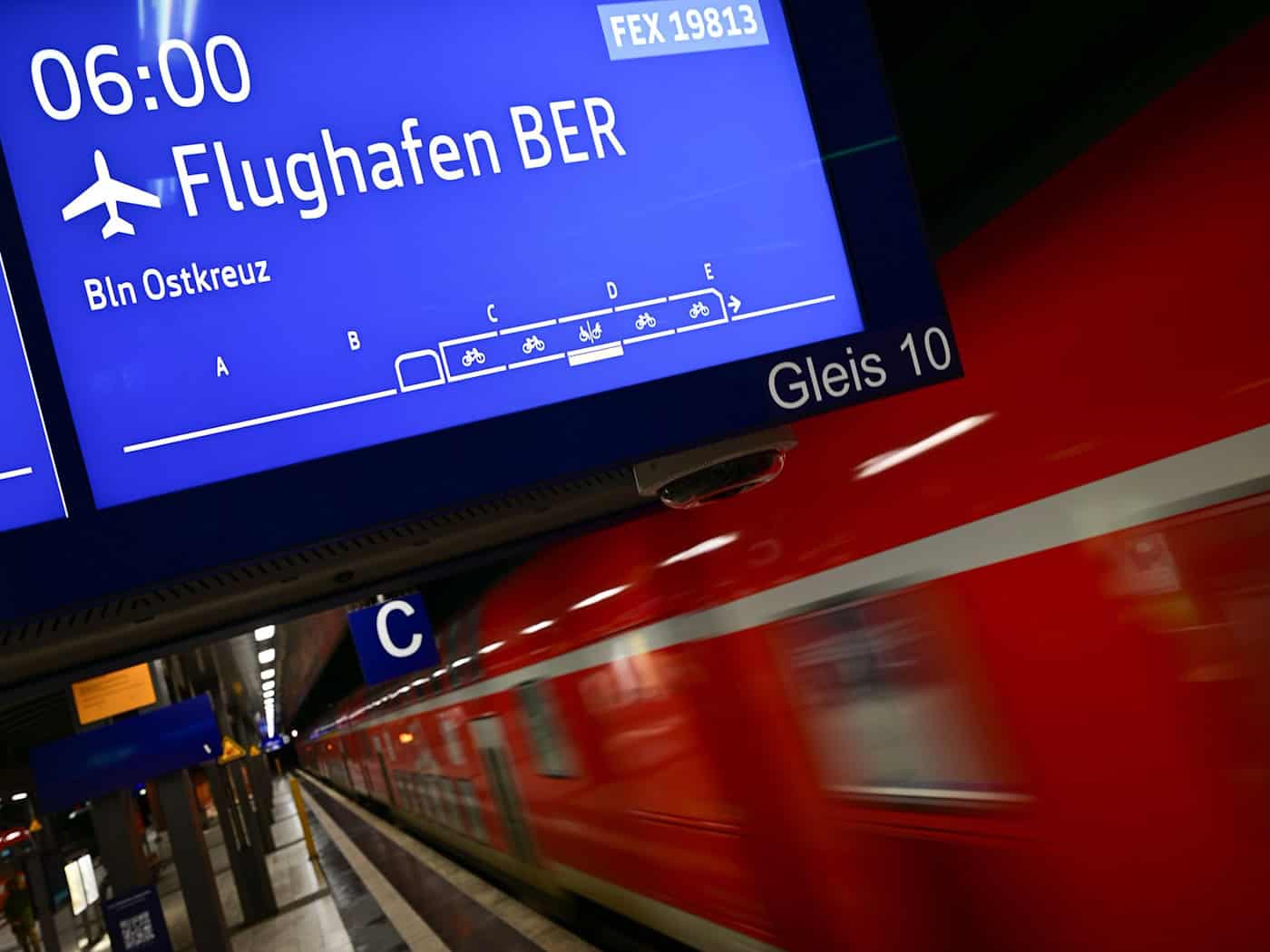 Wegen Bauarbeiten kommt es zwischen Berlin und dem Flughafen BER am Wochenende zu Einschränkungen im Regionalverkehr. (Archivbild) / Foto: Sebastian Christoph Gollnow/dpa