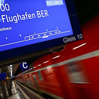 Wegen Bauarbeiten kommt es zwischen Berlin und dem Flughafen BER am Wochenende zu Einschränkungen im Regionalverkehr. (Archivbild) / Foto: Sebastian Christoph Gollnow/dpa