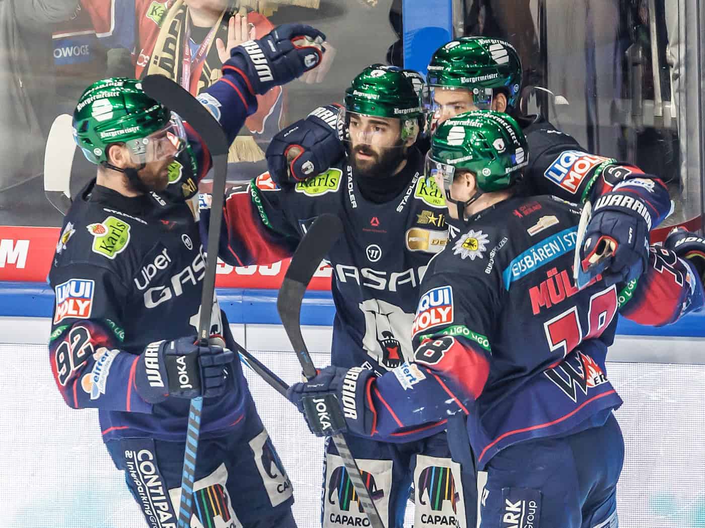 Die Eisbären Berlin hatten auch im zweiten DEL-Finale gegen Mannheim mehrfach Grund zum Jubeln – hier nach dem 2:0 von Liam Kirk (2.v.l.). / Foto: Andreas Gora/dpa
