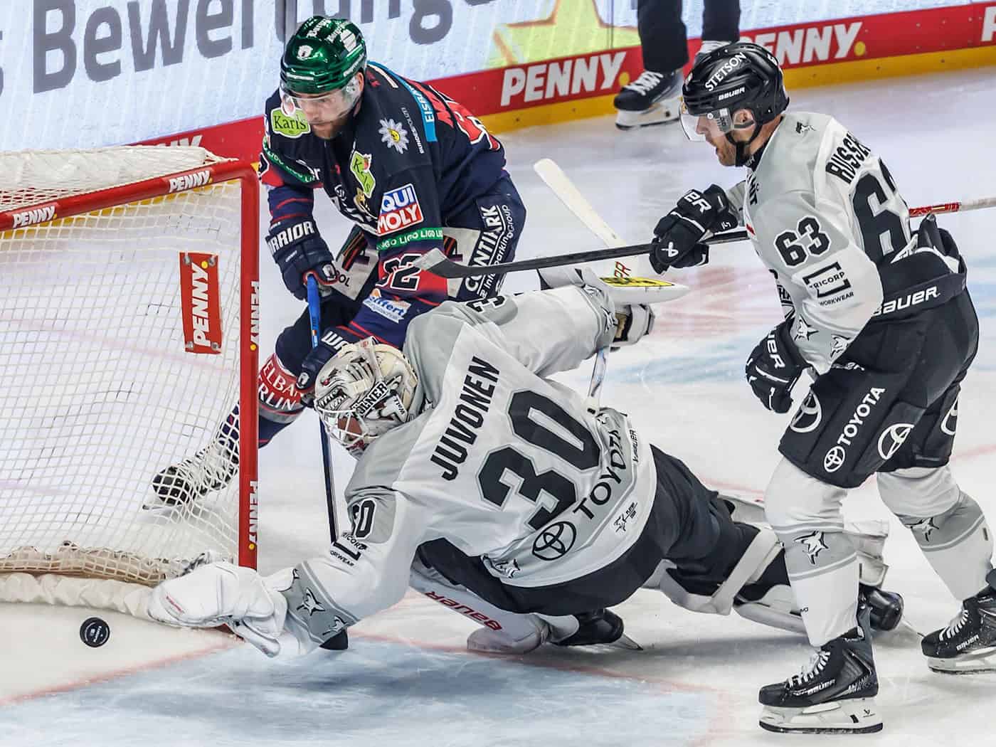 Angreifer Marcel Noebels erzielte beim Sieg der Eisbären Berlin im ersten DEL-Halbfinale gegen die Kölner Haie das 3:1. / Foto: Andreas Gora/dpa