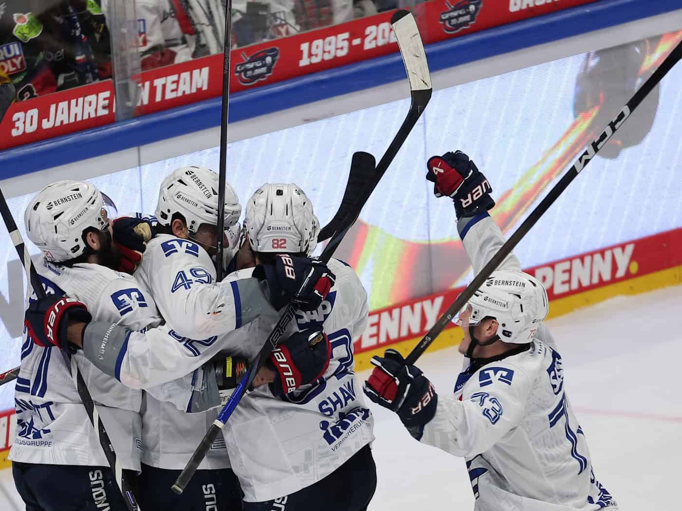 Diesmal jubeln die Adler: Mannheim erzwingt ein fünftes DEL-Finale / Foto: Andreas Gora/dpa