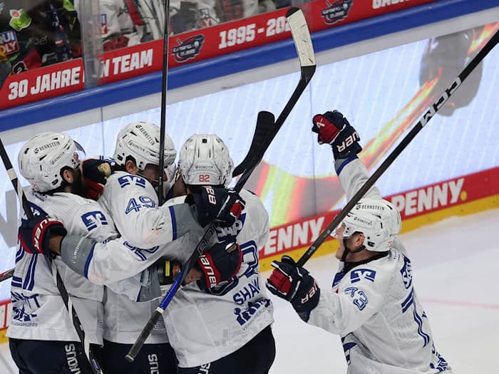Diesmal jubeln die Adler: Mannheim erzwingt ein fünftes DEL-Finale / Foto: Andreas Gora/dpa