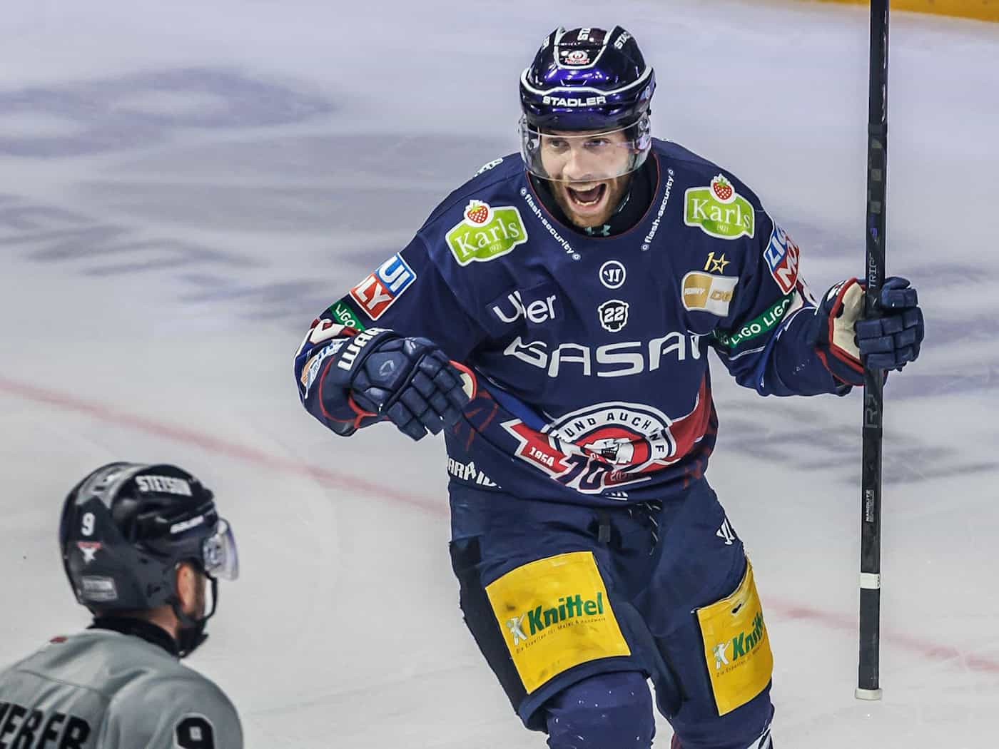 Angreifer Yannick Veiileux erzielte im entscheidenden sechsten Viertelfinalspiel gegen die Straubing Tigers den Treffer zum 1:1 der Eisbären Berlin. / Foto: Andreas Gora/dpa