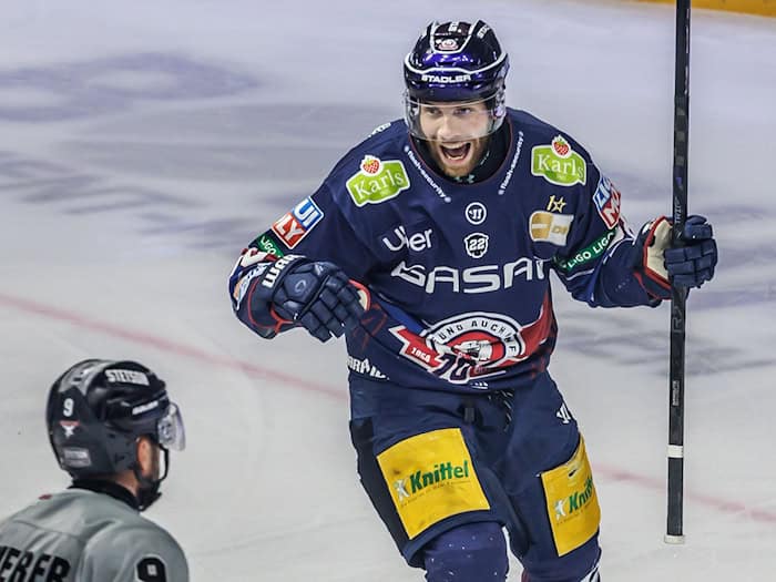 Angreifer Yannick Veiileux erzielte im entscheidenden sechsten Viertelfinalspiel gegen die Straubing Tigers den Treffer zum 1:1 der Eisbären Berlin. / Foto: Andreas Gora/dpa