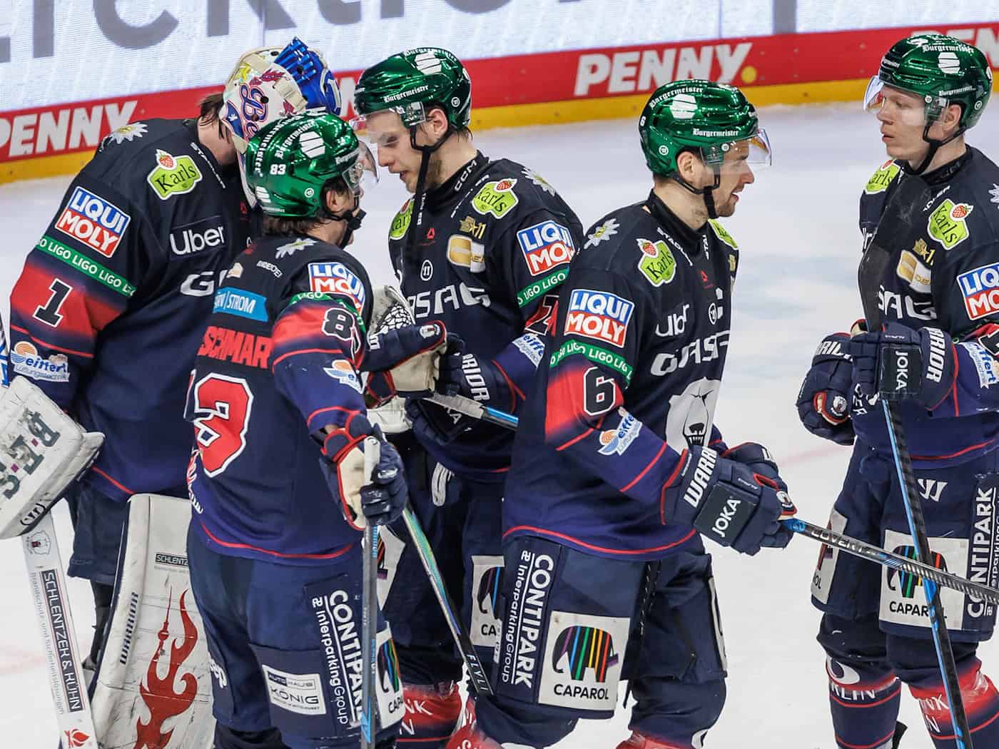 Die Eisbären Berlin feiern ihren 6:3-Sieg im ersten DEL-Halbfinalspiel gegen die Kölner Haie. / Foto: Andreas Gora/dpa