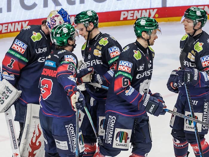 Die Eisbären Berlin feiern ihren 6:3-Sieg im ersten DEL-Halbfinalspiel gegen die Kölner Haie. / Foto: Andreas Gora/dpa