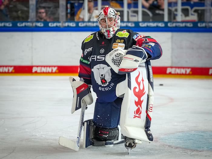Torhüter Jonas Stettmer konnte die knappe Niederlage der Eisbären Berlin im fünften Viertelfinalspiel gegen Straubing nicht verhindern (Archivbild). / Foto: Soeren Stache/dpa