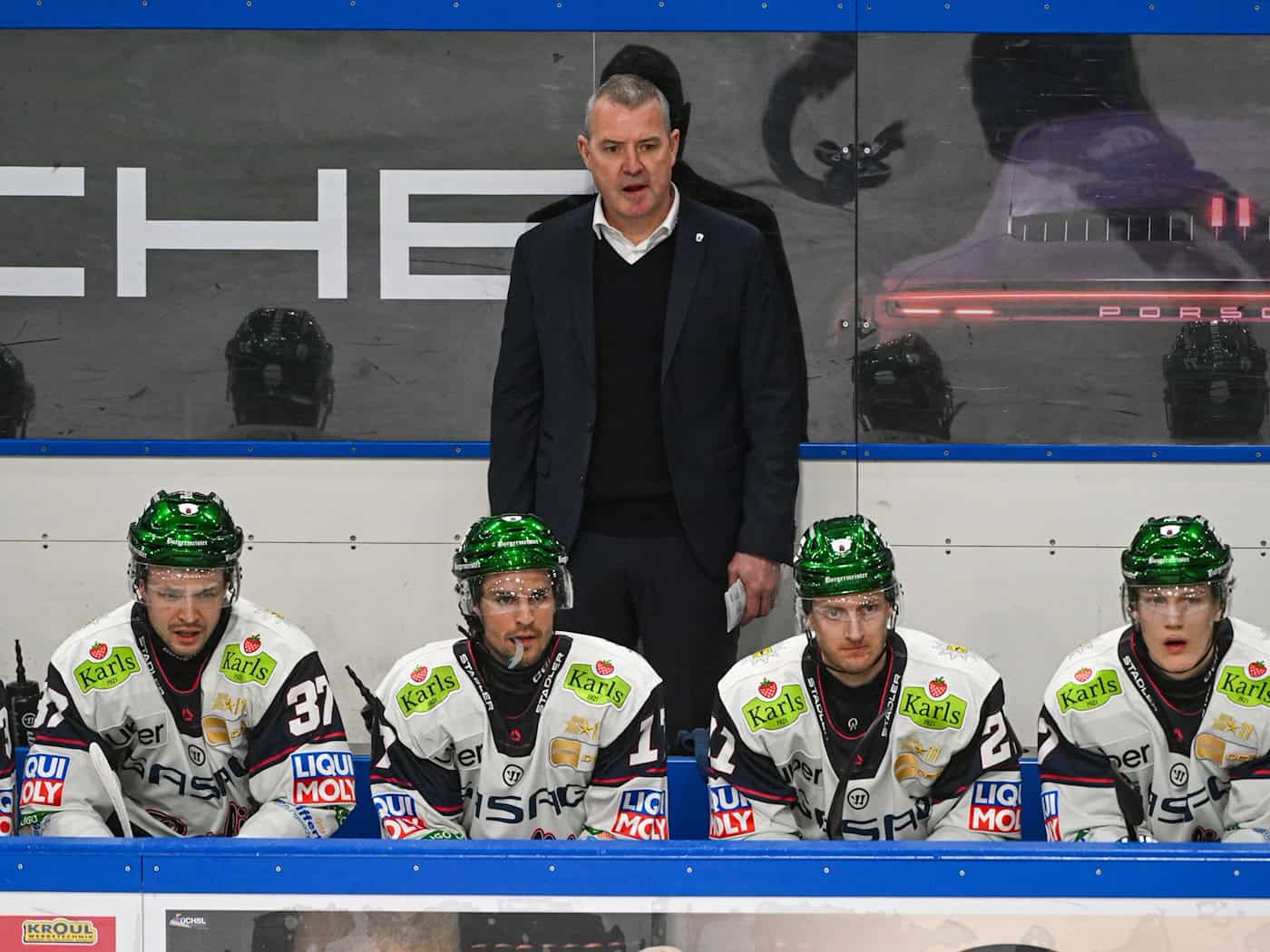 Trainer Serge Aubin und die Eisbären Berlin müssen im zweiten DEL-Halbfinale gegen Köln eine klare Niederlage hinnehmen. (Archivbild)  / Foto: Armin Weigel/dpa