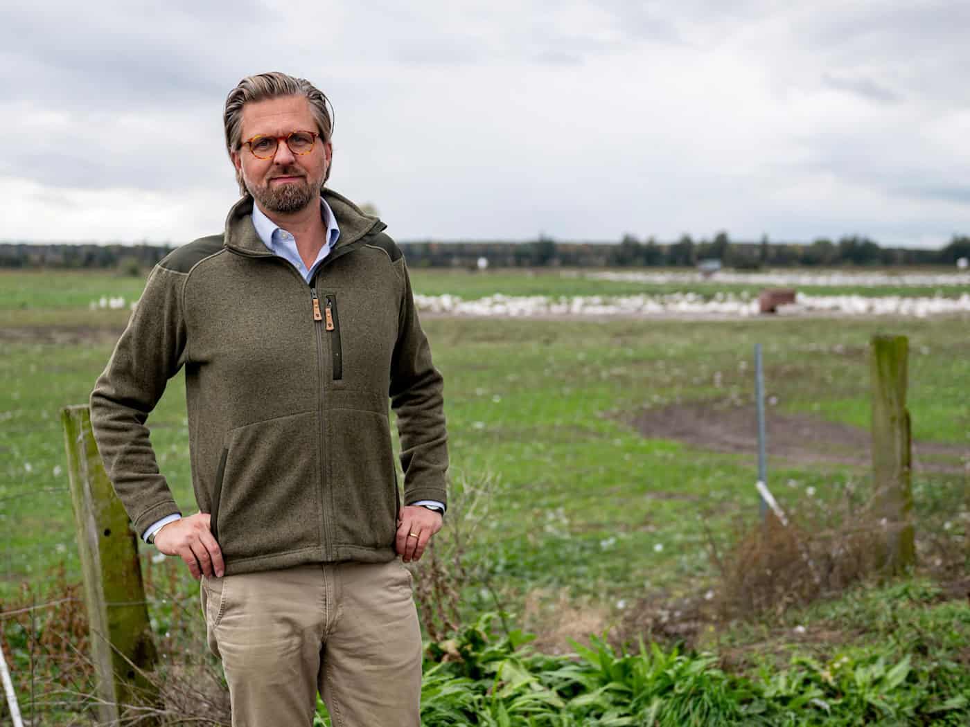 Betriebsleiter Malte Voigts schützt einen Teil seiner Heidelbeer-Pflanzen mit einer Beregnunganlage vor Frostschäden. (Archivbild)  / Foto: Fabian Sommer/dpa