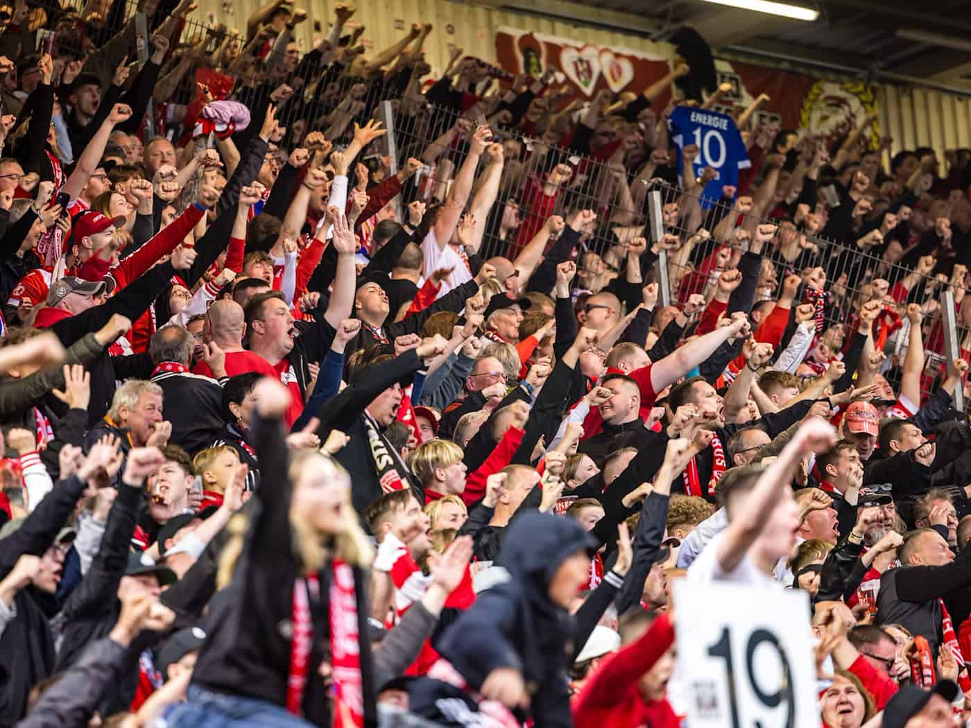 Die Fans von Energie Cottbus hatten erneut Grund zu jubeln. (Archivbild)  / Foto: Frank Hammerschmidt/dpa