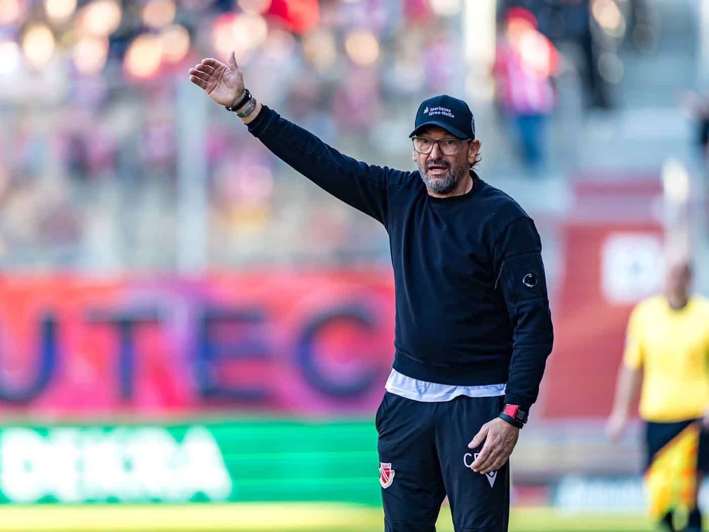 Energie-Trainer Claus-Dieter Wollitz sah drei Tore seines Teams. (Archivbild) / Foto: Frank Hammerschmidt/dpa