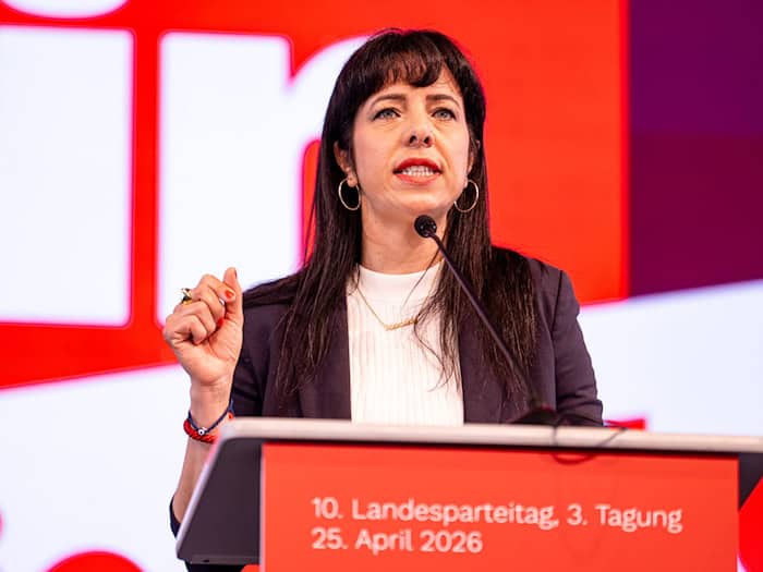 Linke-Spitzenkandidatin Elif Eralp fordert weitere Konsequenzen nach der Kritik des Landesrechnungshofs an der Vergabe von Fördermitteln. (Archivbild)  / Foto: Fabian Sommer/dpa