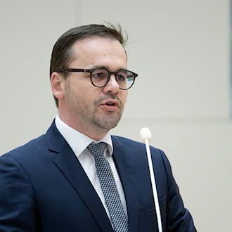 Brandenburgs Innenminister Jan Redmann (CDU) will verstärkt gegen rechte Straftaten vorgehen und warnt vor einer wachsenden Radikalisierung junger Menschen. (Archivbild) / Foto: Soeren Stache/dpa