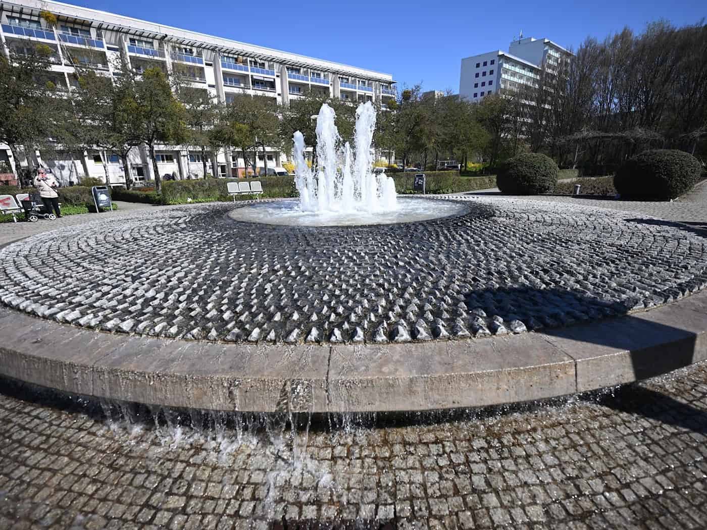 Der Brunnen auf dem Clara-Zetkin-Platz im Bezirk Marzahn-Hellersdorf sprudelt bei der Eröffnung der Berliner Zierbrunnensaison. / Foto: Britta Pedersen/dpa