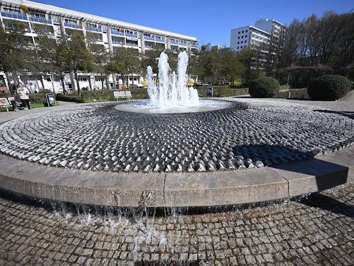Der Brunnen auf dem Clara-Zetkin-Platz im Bezirk Marzahn-Hellersdorf sprudelt bei der Eröffnung der Berliner Zierbrunnensaison. / Foto: Britta Pedersen/dpa