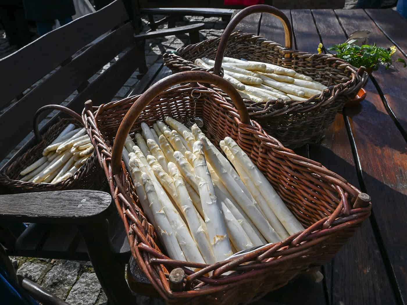 Er ist frisch vom Feld geholt: Der Beelitzer Spargel wird rechtzeitig vor Ostern geerntet. / Foto: Jens Kalaene/dpa